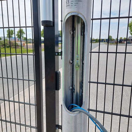 AlarmsystemExpert.co.uk Fast kameramast 4 meter avsmalnande med inspektionslucka