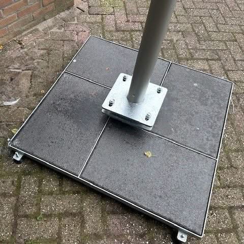 AlarmsysteemExpert.nl Cameramast verplaatsbaar aluminium 4 meter Ø 90mm met tegelframe
