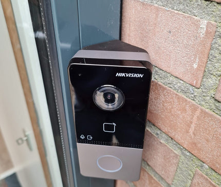Hikvision Hikvision DS-KABV6113-A, vinklad monteringsram för DS-KV6103/6113